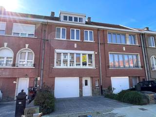 Située dans une belle rue récemment rénovée, cette maison spacieuse et solide offre une surface habitable d'environ 160 m². Vous serez immédiatement séduit par le jardin exposé sud-ouest, où vous pourrez profiter du soleil et du calme tout au long de la journée. À l'intérieur, la maison propose un agencement intelligent offrant de nombreuses possibilités, idéal pour les familles ou le télétravail.<br />Agencement : - Rez-de-chaussée : Hall d’entrée avec WC invités, garage et buanderie + allée pour 1 voiture<br />                          - 1er étage : Espace de vie lumineux (33 m²), cuisine semi-équipée (four et plaques électriques) et véranda avec           accès direct au jardin<br />                          - 2e étage : 2 chambres spacieuses, bureau/chambre d’enfant et salle de bains avec baignoire, double vasque             intégrée et WC<br />                          - Combles : Aménagés en 2 chambres supplémentaires<br />Avantages : ✔ 4/5 chambres ✔ Jardin ensoleillé (exposition sud-ouest) ✔ Garage et allée ✔ Double vitrage et chauffage central au gaz ✔ DPE D – pas d’obligation de rénovation ✔ Située dans une rue agréable et rénovée <span><span><span><span><span><span><span><span><span><span><span><span><span><span>✔ Alarm</span></span></span></span></span></span></span></span></span></span></span></span></span></span>