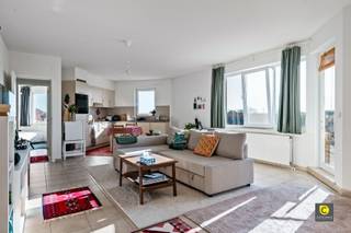 <p><span>CHARMANT APPARTEMENT MET VEEL NATUURLIJK LICHTINVAL </span></p><p><span>Ontdek dit aantrekkelijke appartement van 78 m² (cfr. EPC), gelegen in een verzorgd gebouw met lift. Dit lichtvolle appartement heeft een open, functionele indeling die optimaal gebruik maakt van de ruimte.</span></p><p><span>Licht en Ruimte</span><span><br /></span><span>De woonkamer is voorzien van grote ramen die een overvloed aan natuurlijk licht binnenlaten, waardoor het interieur een warme en uitnodigende uitstraling krijgt. De doorlopende ruimte creëert een moderne en flexibele leefomgeving, waar wonen, koken en eten naadloos in elkaar overgaan.</span></p><p><span>Keuken en Terras</span><span><br /></span><span>De goed uitgeruste keuken biedt voldoende werkblad en opbergruimte, perfect voor de kookliefhebber. Het lichtrijke terras aan de woonkamer biedt de ideale plek om van het uitzicht te genieten of te ontspannen.</span></p><p><span>Slaapkamer en Badkamer</span><span><br /></span><span>De ruime slaapkamer biedt voldoende ruimte voor een groot bed en een extra werkzone. Ook hier zorgen de grote ramen voor veel daglicht en prachtige vergezichten. De badkamer is uitgerust met een ligbad met douchewand, dubbele wastafel en praktische opbergruimte. Het toilet is apart.</span></p><p><span>Extra voordelen van het appartement</span><span>:</span></p><ul><li><span>Bewoonbare oppervlakte van 79 m² (cfr. EPC)</span></li><li><span>Panoramisch uitzicht</span></li><li><span>Lichtrijk terras</span></li><li><span>Gunstige EPC (B-label)</span></li><li><span>Elektriciteit conform</span></li><li><span>Lift aanwezig</span></li><li><span>Gemeenschappelijke fietsen berging </span></li></ul><p><span>Een ideale appartement voor wie houdt van licht, ruimte en een rustige, centrale ligging in Wilrijk. Mis deze kans niet!</span></p>
