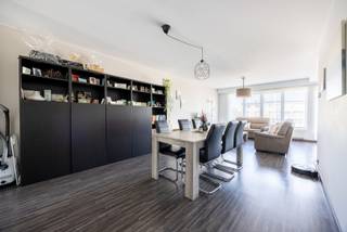 Bent u op zoek naar een instapklaar appartement met 1 slaapkamer en terras? Of bent u op zoek naar een leuke investering voor te verhuren? Dan stellen wij graag dit appartement aan u voor gelegen op de 2de verdieping zonder lift!<br /><br />Indeling: U komt binnen in de inkomhal die doorgang geeft aan de woonkamer met plaats voor een salon, eetplaats en bureel. Centraal vindt u de badkamer (3.5m²) met inloopdouche en enkele lavabo. Achteraan bevindt zich de ruime, vernieuwde keuken (9 m²), volledig uitgerust met een kookplaat, dampkap, koelkast, diepvries, vaatwasser en combi-oven. Vanuit de keuken heeft u rechtstreeks toegang tot het terras. In de hal bevindt zich een apart gastentoilet. Ook de ruime slaapkamer (15 m²) is achteraan gelegen.<br /><br />Ligging:<br />Uiterst centrale ligging met alle nodige verbindingen voor de deur. Op wandelafstand van winkels, horeca, openbaar vervoer, apothekers, bakker, ... Kortom alles binnen handbereik!<br /><br />Pluspunten:<br />- Elektriciteit conform<br />- Modern en instapklaar<br />- Twee privatieve kelderbergingen aanwezig<br />- Ideaal voor verhuur<br />- EPC label B<br /><br />Voor meer informatie of een bezichtiging kan u One vastgoed steeds bereiken op volgend nummer 03 360 85 30.