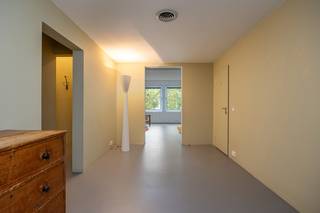 🎥 Videotour, grondplan, conforme elektriciteitskeuring, asbestattest & gunstig EPC alvast te bekijken via de Wellimmo-site (documenten) <br /><br />Op absolute toplocatie op 't Zuid, nabij de Lambermontplaats, het KMSKA en het Zuidpark, bevindt zich dit totaalgerenoveerde appartement van 215 m² + 10m² terras. Dankzij de centrale ligging geniet u van een vlotte bereikbaarheid, terwijl tal van restaurants, winkels, cultuur en groen zich letterlijk om de hoek bevinden.<br />Het appartement werd in 2017 volledig gerenoveerd onder begeleiding van interieurarchitect Wim De Vos, waarbij lichtinval, zichtassen en een harmonieuze materiaalkeuze centraal stonden. Het resultaat is een tijdloze en bijzonder aangename woonomgeving met een uitgesproken gevoel voor licht en ruimte.<br />Via de royale inkomhal met vestiaire en gastentoilet betreedt u de lichtrijke leefruimte over volledige gevelbreedte die de breedte van het appartement benadrukt.. Grote raampartijen zorgen voor een prachtige doorzonbeleving en bieden een aangenaam uitzicht op het omliggende groen. De aansluitende bureauruimte kan desgewenst eenvoudig ingericht worden als 4de slaapkamer.<br />De stijlvolle leefkeuken aan de achterzijde vormt het hart van het appartement en sluit aan op een praktische bijkeuken. Vanuit de keuken heeft u rechtstreeks toegang tot het terras aan de rustige achterzijde, waar u in alle privacy geniet van het uitzicht op de groene binnentuinen en eeuwenoude bomen.<br />Verder beschikt het appartement over drie volwaardige slaapkamers, een ruime dressing en een smaakvol afgewerkte badkamer. De doordachte indeling, kwalitatieve materialen en hoogwaardige afwerking zorgen voor een instapklaar geheel waar comfort en architectuur perfect samenkomen. Een ruime kelderberging en een handige fietsenberging zijn inbegrepen.<br /><br />Troeven:<br />Architecturale totaalrenovatie <br />Bewoonbare oppervlakte van ca. 215 m² + aangenaam terras met groen uitzicht<br />Mogelijkheid tot 4 slaapkamers<br />Energiezuinig (EPC B)<br />Conforme elektrische installatie<br />Lift en kelderberging aanwezig<br />Topligging op het Antwerpse Zuid<br />Mogelijkheid tot huren parking op wandelafstand<br />De maandelijkse lasten bedragen 280€/maand incl privatieve verwarming en waterverbruik + 67€ maand voor het reservefonds<br /><br />Voor meer info of een bezoek: 03/225.00.68 of info@wellimmo.net