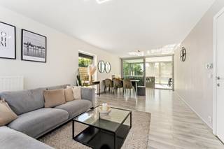 <p>Op zoek naar een instapklare gezinswoning op een rustige en kindvriendelijke locatie? Dan is deze charmante woning in Waregem absoluut een bezoek waard. Gelegen in een doodlopende straat geniet u hier van alle rust, terwijl kinderen veilig kunnen spelen in de buurt. De aangename woonomgeving is bijzonder geliefd bij gezinnen en beschikt bovendien over een speeltuintje op wandelafstand.</p><p>Bij het binnenkomen wordt u verwelkomd in een ruime inkomhal met gastentoilet. Vanuit de inkomhal komt u terecht in de ruime en lichtrijke leefruimte. De aangename veranda sluit hier naadloos op aan en vormt een volwaardige uitbreiding van de woonruimte, met een mooi uitzicht op de tuin. Verder beschikt de woning over een praktische keuken met bijkeuken en een badkamer/wasplaats op het gelijkvloers, uitgerust met douche en toilet.</p><p>Op de eerste verdieping bevinden zich drie volwaardige slaapkamers en een tweede badkamer met ligbad, ideaal voor gezinnen. De volledig ingerichte zolderverdieping biedt bovendien tal van mogelijkheden en kan perfect ingericht worden als extra slaapkamer, hobbyruimte of thuiskantoor.</p><p>Ook buiten heeft deze woning heel wat te bieden. De gezellige tuin, het overdekte terras en het tuinhuis zorgen voor extra comfort en opbergruimte. Bovendien beschikt de woning over een praktische carport. </p><p>Interesse? Contacteer ons vandaag nog voor een bezoek via saar@altro-vastgoed.be of 0456/96.16.02. </p>