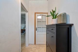 Deze leuke woning werd in 2011 grondig gerenoveerd en is instapklaar. De derde kamer onder het dak kan mits een beperkte investering verder afgewerkt worden.<br /><br />Bestaande uit een inkomhal met een apart toilet, een ruime leefruimte met een zit- en een eetplaats, een open keuken en een west gericht terras met een poortje naar de straat. Zeer handig voor fietsen en vuilbakken! Op de eerste verdieping zijn een ruime slaapkamer, een badkamer met een ligbad, een douche én een toilet en een nachthal met een wasplaats voorzien. Onder het dak zijn 2 extra kamers voorzien waarvan 1 kamer nog afgewerkt dient te worden.<br /><br />Prima ligging nabij openbaar vervoer, allerhande winkels, sportfaciliteiten, scholen, eet- en drankgelegenheden, een zwembad en met een vlotte verbinding naar Leuven! Alles op wandel/fietsafstand!<br /><br />Ramen vernieuwd in 2021! EPC 361kWh! Elektriciteit conform! Asbestveilig! Niet-overstromingsgevoelig!<br /><br />ndien u deze leuke woning graag bezoekt dan kan u mij steeds bereiken via arnaut@immojanstas.be of op 0495292080.<br /><br />Bijkomende info (EPC, bodemattest, elektriciteitsattest, enz...) kan U hier downloaden ↓