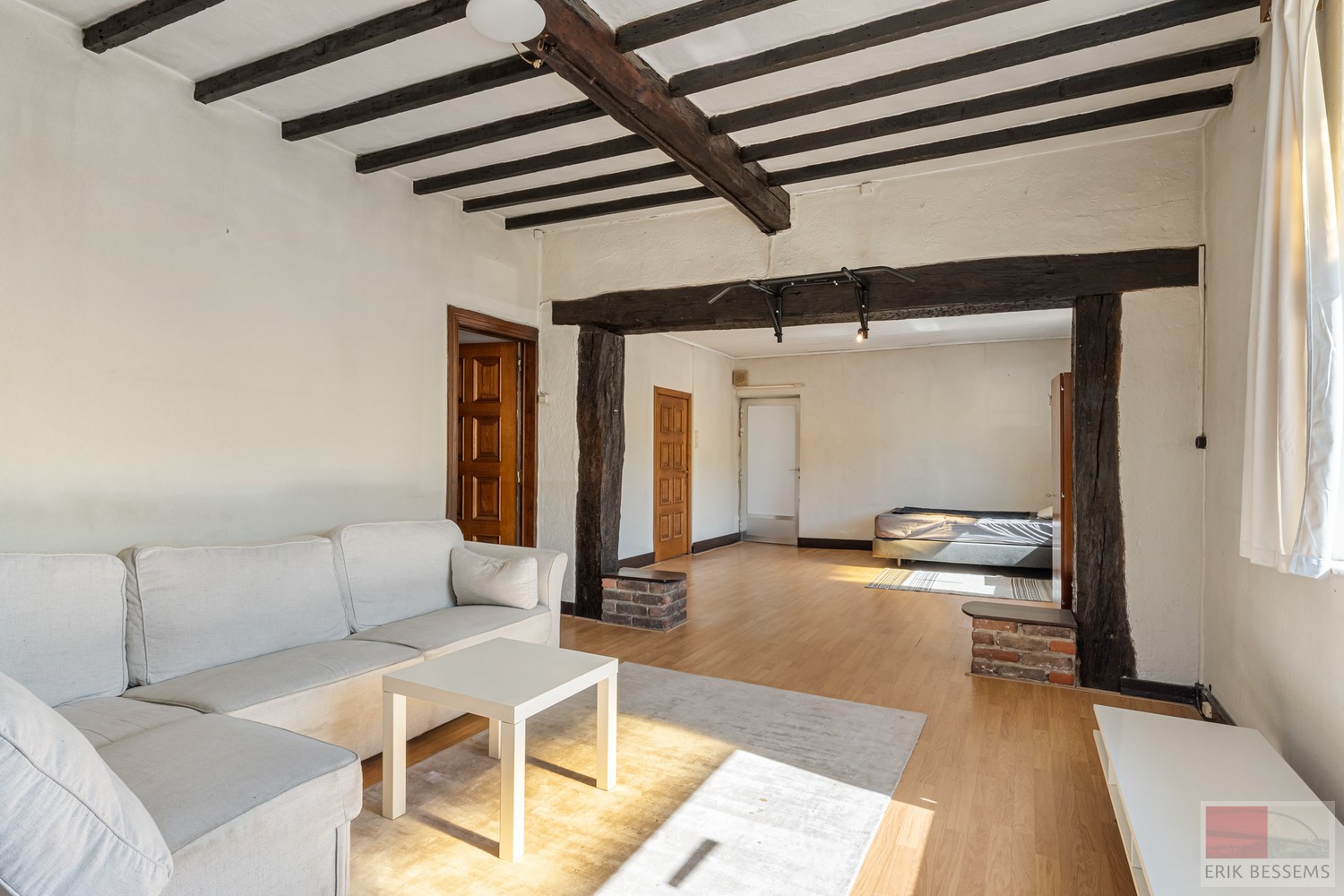 Charmante renovatiewoning met authentieke details en karaktervolle gevel. - photo 4