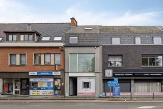 Êtes-vous à la recherche d'une propriété commerciale prête à emménager, d'un espace de bureau inspirant ou d'un investissement intelligent ? Découvrez ce rez-de-chaussée lumineux, idéalement situé dans le centre animé d'Asse. L'établissement fait partie d'un petit bâtiment (l'appartement ci-dessus peut être acheté séparément) qui a été rénové de A à Z en 2005. Cela vous permet de combiner le confort professionnel moderne avec une situation idéale et une excellente visibilité : les clients potentiels, les installations et les transports en commun sont accessibles à pied.Aménagement de la propriété commerciale :- à l'avant et à l'arrière de la pièce elle-même- sous-sol- toilettes et lavabo séparés- porte donnant sur la terrasse/la cour- rangement extérieur séparéPrincipaux atouts :- Climatisation - Emplacement et visibilité optimaux : en plein centre d'Asse, idéal pour un passage maximal.- Bon rendement locatif : idéal comme immeuble d'investissement (plus d'informations disponibles dans le rapport d'investissement).Garage optionnel : Possibilité d'acheter un box de garage pour 35 000€ (un atout unique et précieux au centre pour vous ou vos clients). L'appartement en duplex ci-dessus est à vendre séparément pour 269 000 euros. Vous souhaitez plus d'informations ou planifier une visite ? N'hésitez pas à nous contacter !