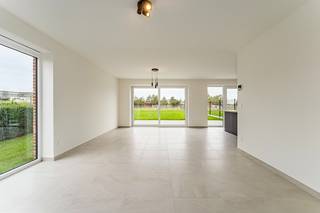 Hectaar bouwt twee halfopen woningen in Wingene. Deze zijn uitgerust met een lucht-water warmtepomp, wat resulteert in een aanzienlijk lagere energierekening en een duurzame woonomgeving. <br />De woningen worden gebouwd op een perceel van 6a13ca (lot 01) en 5a44ca (lot 02) en bieden een bewoonbare oppervlakte van 154,36m². Dankzij de doordachte indeling, grote ruimtes en lichtrijke leefomgeving geniet u hier van maximaal wooncomfort. <br /><br /><strong>Extra troeven van de woning:</strong>
<ul>
<li>Op een steenworp van het centrum</li>
<li>Vloerverwarming in combinatie met lucht-water warmtepomp</li>
<li>3 volwaardige slaapkamers</li>
<li>Inpandige garage voorzien met een elektrische garagepoort</li>
<li>Ruime percelen voorzien van omheining en een volledig aangelegde tuin (oprit, terras, gras)</li>
<li>Laminaat in de nachthal en slaapkamers</li>
<li>Volledig geschilderd en voorzien van verlichting </li>
</ul>
Graag meer informatie?<br />Neem contact met ons op voor meer informatie of plan een afspraak in voor een bezichtiging.