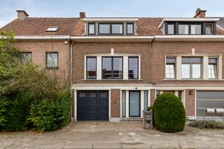Welkom in Zwijndrecht!<br />Vlakbij winkels, scholen en openbaar vervoer, kan je deze gezellige bel-etage terugvinden.<br /><br />We betreden de woning via de grote inkomhal.<br /><br />Op het gelijkvloers bevindt zich een <strong>ruime slaapkamer </strong>met rechtstreekse toegang tot de <strong>zuidwestgerichte tuin.</strong><br />Verder is er een vernieuwde badkamer met inloopdouche, lavabo-meubel, toilet en handdoekendroger, evenals een praktische berging met aansluitingen voor wasmachine en droogkast.<br />Zowel vanuit de slaapkamer als vanuit de berging heb je rechtstreeks toegang tot de tuin.<br /><br />Op de eerste verdieping bevindt zich de lichtrijke leefruimte met aansluitend een open keuken met zicht op de tuin.<br />Deze is uitgerust met ingemaakte toestellen zoals een oven, microgolfoven en vaatwasser en beschikt over heel wat opbergruimte.<br />Vanuit de keuken heb je bovendien toegang tot een <strong>gezellig terrasje.</strong><br />Verder is er op deze verdieping een apart toilet en een extra ruimte die kan worden gebruikt als bureau of opbergplaats.<br /><br />Op de tweede verdieping bevinden zich <strong>twee ruime slaapkamers </strong>en een tweede badkamer.<br />Daarnaast is er nog een extra ruimte die kan worden ingericht als bureau, dressing of babykamer.<br /><br />De woning beschikt verder over een <strong>garage </strong>en een <strong>kelder</strong>, ideaal voor extra opslagruimte.<br /><br />Interesse?<br />Contacteer ons op 03/775.78.79 voor meer informatie of een bezoek!<br /><br />Ben je ook van plan jouw eigendom te verkopen?<br />Maak een afspraak voor een gratis schatting, wij maken er samen een succesverhaal van!