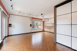 [[ DIT PAND NEEMT DEEL AAN DE ERA OPEN HUIZEN DAG OP 13/6 VAN 9:30 TOT 10:30 ]]
<p>Te koop: verzorgd appartement in Deurne, gelegen in de Basseliersstraat op de tweede verdieping van een kleinschalig gebouw.<br /><br />Dankzij de hoekligging geniet dit appartement van overvloedig natuurlijk daglicht, met een groen uitzicht op de omliggende bomen en optimale privacy. Het werd zorgvuldig gerenoveerd en verkeert in uitstekende staat, met twee volwaardige slaapkamers die zorgen voor comfortabel wonen zonder extra zorgen. Bovendien is er geen maandelijkse kost, en beschikt u over een ruime berging én een private garagebox — een zeldzame combinatie die extra comfort en opbergruimte biedt.<br /><br />Belangrijkste ruimtes:<br />• Woonkamer met grote ramen en veel lichtinval<br />• Keuken uitgerust met inductiekookplaat, oven, vaatwasser, koelkast, diepvries, microgolf en dubbele spoelbak met een gefilterd waterkraantje<br />• Twee volwaardige slaapkamer (13 m² - 9 m²)<br />• Badkamer met ligbad en wastafel in meubel<br />• Inkomhal<br />• Toilet <br />• Zeer ruime berging in de inkomhal van het gebouw voor extra opslag<br />• Garagebox met aansluiting voor wasmachine en droogkast<br /><br />Troeven:<br />• Hoekligging met veel licht en groen uitzicht<br />• Volledig instapklaar en goed onderhouden<br />• Geen maandelijkse kosten, mét berging en private garagebox<br /><br />Neem vandaag nog contact op met uw ERA-makelaar voor een bezoek. JOUW DROOMAPPARTEMENT. ZO GEVONDEN!</p>