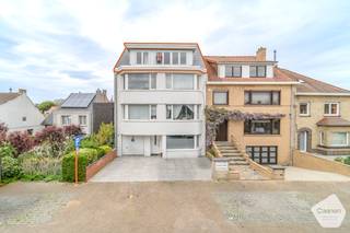 Bent u op zoek naar een instapklaar appartement aan zee? Dan is dit volledig gerenoveerde appartement op de derde verdieping zeker een bezoek...
