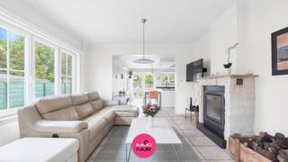 Deze verzorgde, vrijstaande woning ligt op een rustige locatie in Eigenbilzen, op een perceel van 1.500 m². De woning en de tuin grenzen rechtstreeks aan de Vallei van de Krombeek en kijken uit op het omliggende bos en groen. De combinatie van ruimte, privacy en een gezinsvriendelijke omgeving maakt dit een ideale gezinswoning. Scholen, winkels, openbaar vervoer en de verbindingswegen richting Bilzen, Maastricht en de E313 zijn vlot bereikbaar.<br /><br />Met een bewoonbare oppervlakte van circa 175 m² biedt deze instapklare woning royaal en betaalbaar wooncomfort, zowel binnen als buiten.<br /><br />Via de brede inkomhal bereik je de leefruimte van circa 30 m². De hout- en kolenkachel zorgt hier voor extra warmte en sfeer. Aansluitend ligt de leefkeuken, die in 2024 volledig werd vernieuwd. Ze is afgewerkt met een natuurstenen werkblad en uitgerust met een industrieel kookvuur. Dankzij het zicht op de achtertuin, de open verbinding met de leefruimte en de rechtstreekse toegang tot het terras vormt deze leefkeuken het hart van de woning.<br /><br />Naast de keuken bevindt zich een ruime was- en technische berging van circa 22 m². Op het gelijkvloers zijn ook een afzonderlijk toilet en een in 2024 vernieuwde badkamer aanwezig. De badkamer is ingericht met een ligbad en een badkamermeubel met lavabo.<br /><br />Op de eerste verdieping liggen drie slaapkamers van circa 16 m², 15 m² en 8 m². De tweede badkamer beschikt over een inloopdouche, een badkamermeubel met lavabo en een toilet.<br /><br />Daarnaast heeft de woning een praktische kelderberging voor voorraad, gereedschap en ander materiaal.<br /><br />De brede oprit met elektrische toegangspoort leidt naar de achterliggende tuin. Deze royale tuin grenst aan de vallei en biedt volledige privacy. Kinderen hebben hier volop plaats om buiten te spelen, terwijl je op het terras en onder de elektrische zonneluifel vanaf de namiddag van de zon geniet. Het omliggende bos en groen vormen daarbij een rustige achtergrond.<br /><br />Ook energetisch werden al verschillende verbeteringen uitgevoerd. De spouwmuren werden in 2024 geïsoleerd, er zijn zonnepanelen aanwezig en de woning beschikt over pvc-buitenschrijnwerk. Deze ingrepen dragen bij aan het wooncomfort en een lager energieverbruik.<br /><br />Belangrijkste troeven:<br /><br />- Instapklare en gezinsvriendelijke woning<br /><br />- Perceel van 1.500 m², grenzend aan de Vallei van de Krombeek<br /><br />- Royale achtertuin met volledige privacy<br /><br />- Vernieuwde leefkeuken als hart van de woning<br /><br />- Drie slaapkamers en twee badkamers<br /><br />- Spouwmuurisolatie en zonnepanelen<br /><br />Op zoek naar een betaalbaar en royaal wonen in een groene omgeving? Neem dan contact op met Immofair en ontdek tijdens een bezoek hoeveel ruimte, rust en privacy deze energiezuinige gezinswoning te bieden heeft.