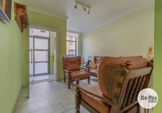 ZOTTEGEM – Recent gerenoveerde woning op toplocatie!<br /><br />Deze instapklare en volledig gerenoveerde woning bevindt zich in het bruisende centrum van Zottegem. Dankzij de uitstekende ligging zijn scholen, winkels, horeca, het station en openbaar vervoer op wandelafstand bereikbaar.<br /><br />Belangrijke troeven: instapklaar, energiezuinig (EPC C), ruime en zonnige binnenkoer, veel bergruimte dankzij de berging, kelder en zolder, vernieuwde elektriciteit, asbestveilig en dubbele beglazing (aluminium).<br /><br />Naar indeling toe is de woning op het gelijkvloers voorzien van een aparte inkomhal, een ruime en lichtrijke woonkamer die aansluit op een aangename keuken met voldoende plaats voor een grote eettafel. Verder bevinden zich op deze verdieping een praktische berging, een apart gastentoilet, een badkamer met douche en een handige tuinberging.<br />Op de eerste verdieping vindt u twee volwaardige slaapkamers met een apart toilet.<br />De tweede verdieping beschikt over een ruime derde slaapkamer, die indien gewenst kan worden opgesplitst in twee afzonderlijke kamers. Bovendien zijn de nodige aansluitingen reeds voorzien om hier een extra badkamer te realiseren.<br />Daarnaast beschikt de woning over een praktische kelder en een zolder, ideaal als extra opbergruimte.<br /><br />Buiten geniet u van een ruime en zonnige binnenkoer, waar u in alle rust kunt ontspannen.<br /><br />Op technisch vlak is de woning uitgerust met centrale verwarming op aardgas, vernieuwde elektriciteit, aluminium ramen met dubbele beglazing en is bovendien asbestveilig. Hierdoor is de woning volledig instapklaar en klaar voor de toekomst op het vlak van comfort en energiezuinigheid.<br /><br />Kortom, bent u op zoek naar een gezinswoning met drie slaapkamers, veel bergruimte en een aangename buitenruimte op een centrale locatie? Aarzel dan niet en maak snel uw afspraak! Voor meer info of bezoek 053/60.65.60.<br /><br />De vermelde prijs is een richtprijs. Na ontvangst van de biedingen zal de verkoper beslissen of hij/zij de eigendom verkoopt aan het beste bod. De richtprijs is aldus niet bindend voor de verkoper.