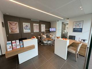 Êtes-vous à la recherche d'un espace de bureau moderne et stratégiquement situé à louer ? Ce bâtiment prêt à emménager est situé sur la Wapenplaats, dans le cœur chaleureux de Wakken, un quartier de Dentergem. Cet immeuble commercial de haute qualité peut être utilisé immédiatement et est idéal pour les professions libérales, le conseil, les assurances ou les activités administratives.<br /><br />Ce bureau à louer bénéficie d'une excellente visibilité dans le centre de Wakken (Dentergem). De plus, un parking public se trouve juste à l'extérieur de la région.<br /><br />Superficie : environ 170 m² de surface utile, avec la disposition fonctionnelle suivante :<br /><br />- Hall d'entrée séparé avec salle d'attente meublée<br /><br />- Bureau d'accueil professionnel et espace de comptoir<br /><br />- Deux salles de réunion confortables et séparées<br /><br />- Trois espaces de bureaux spacieux et lumineux<br /><br />- Grande salle de réunion pour les réunions<br /><br />- Kitchenette et coin repas entièrement équipés<br /><br />- Toilettes confortables<br /><br />Les avantages de cette propriété :<br /><br />- Prêt à emménager immédiatement et entièrement meublé<br /><br />- Comprend un mobilier de bureau de haute qualité et des armoires encastrées pratiques<br /><br />- Parures de fenêtres et rideaux déjà présents<br /><br />- Equipé d'une pompe à chaleur air-air économe en énergie pour le chauffage<br /><br />- Climatisation agréable pour un climat intérieur optimal<br /><br />Ce bureau fonctionnel à louer à Wakken offre tout le confort et un aspect professionnel pour votre entreprise. <br /><br />Vous recherchez un bien immobilier commercial composé d'un bureau à louer à Wakken ? N'hésitez pas à nous contacter au 051 21 22 23.
