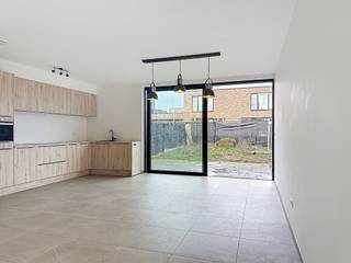 Deze recente BEN-woning uit 2019 is een echte buitenkans voor wie rustig wil wonen in een aangename woonwijk in Maaseik. U komt binnen in de inkomhal die toegang geeft tot de lichtrijke leefruimte met open keuken. Vanuit de leefruimte heeft u rechtstreeks toegang tot de tuin met terras, ideaal om te genieten van het buitenleven.
Op de eerste verdieping bevinden zich drie slaapkamers en een moderne badkamer, uitgerust met zowel een bad als een douche. Daarnaast is er op elke verdieping een apart toilet, wat extra comfort biedt voor het hele gezin.
De woning beschikt bovendien over een praktische carport.
De ligging vormt een extra troef. U woont hier in een rustige en kindvriendelijke buurt, terwijl winkels, scholen en sportfaciliteiten zich op korte afstand bevinden. Ook het gezellige centrum van Maaseik, met zijn historische marktplein, horecazaken en diverse handelszaken, is vlot bereikbaar. Dankzij de goede verbindingswegen bent u bovendien snel onderweg naar omliggende gemeenten.