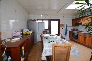 Ontdek het potentieel van deze ruime gezinswoning, ideaal gelegen aan de stadsrand van Mechelen. Met een bewoonbare oppervlakte van circa 193 m² en maar liefst 4 slaapkamers, biedt dit pand de perfecte basis om, na renovatie, uw droomhuis te creëren.<br /><br /><u><strong>Indeling en kenmerken:</strong></u><br />De woning verwelkomt u met een doorzonwoonkamer die overloopt in de eetkamer en open keuken. Vanuit de keuken heeft u directe toegang tot de tuin, een fijne buitenruimte met veel potentieel.<br />Op de bovenverdiepingen bevinden zich:<br />Tussenverdieping: badkamer.<br />Eerste verdieping: 2 volwaardige slaapkamers.<br />Tweede verdieping: 2 volwaardige slaapkamers waarvan ééntje met vide.<br /><br /><u><strong>Locatie en troeven:</strong></u><br />De ligging is een absolute troef. U woont aan de stadsrand, maar met alle nodige voorzieningen binnen handbereik:<br />Vlotte verbinding naar het station.<br />Winkels, scholen en openbaar vervoer op wandelafstand.<br />Snelle toegang tot belangrijke invalswegen.<br /><br /><u><strong>Renovatieproject:</strong></u><br />De woning is te renoveren, wat u de unieke kans biedt om de indeling en afwerking volledig naar eigen smaak en noden te moderniseren. Dit is de ideale plek voor wie op zoek is naar een project met een uitstekende basisstructuur en ligging.<br /><br />Interesse?<br />Grijp deze kans en maak van dit huis uw nieuwe thuis. Voor meer informatie of een bezichtiging, neem gerust contact op via 0494 03 06 40 of michael@immovos.be.<br /> 