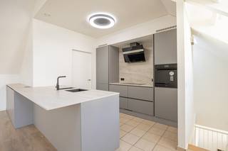 Gelegen op een fantastische locatie in Antwerpen, combineert deze stijlvolle duplex een royale woonbeleving met veel licht, hoge plafonds en een rustige sfeer. Een woning die je vooral verrast door de ruimte en de aangename lichtinval, terwijl je tegelijk geniet van alles wat de stad te bieden heeft.<br /><br />De duplex strekt zich uit over de eerste en tweede verdieping. Via de ruime inkomhal op de eerste verdieping kom je binnen in de woning. Hier bevinden zich twee volwaardige slaapkamers, elk met een eigen ensuite badkamer. Een bijzonder praktische indeling die zowel comfort als privacy biedt. Op deze verdieping is er eveneens een apart toilet.<br /><br />Een verdieping hoger komt de woning helemaal tot leven. De zeer ruime leefruimte geniet dankzij de hoge plafonds en grote raampartijen van bijzonder veel licht en geeft een sterk gevoel van openheid. De open keuken sluit mooi aan bij de living en vormt samen één grote, aangename leefruimte. Naast de keuken bevindt zich een praktische berging.<br /><br />Vanuit de leefruimte heb je toegang tot het terras, een fijne plek om even buiten te zitten en te genieten van de rustige omgeving.<br /><br />En er is meer. Via de zijkant van het gebouw krijg je toegang tot een fleurig dakterras, vanwaar je uitkijkt over de stad, met onder meer zicht op de Antwerpse kathedraal en de Boerentoren. Een aangename extra buitenruimte die een mooi uitzicht biedt over de historische skyline van Antwerpen.<br /><br />Doorheen de duplex zorgen de hoge plafonds, parketvloeren en verzorgde afwerking voor een stijlvolle en warme uitstraling. De combinatie van de royale oppervlaktes, het vele daglicht en de open leefruimte maakt dit een woning waarin de ruimte echt tot zijn recht komt.<br /><br />Ook de ligging is een belangrijke troef. Je woont centraal in Antwerpen, met winkels, horeca, openbaar vervoer en belangrijke verbindingswegen vlot binnen bereik. Tegelijk voelt de woning zelf rustig en aangenaam aan.<br /><br />Bij de woning hoort een berging in het gebouw. Een autostaanplaats is beschikbaar voor €150 per maand.<br /><br />Algemene kosten: €250 per maand.<br /><br />Interesse? Neem gerust contact op via 03 225 00 68 of mail naar laura@wellimmo.net