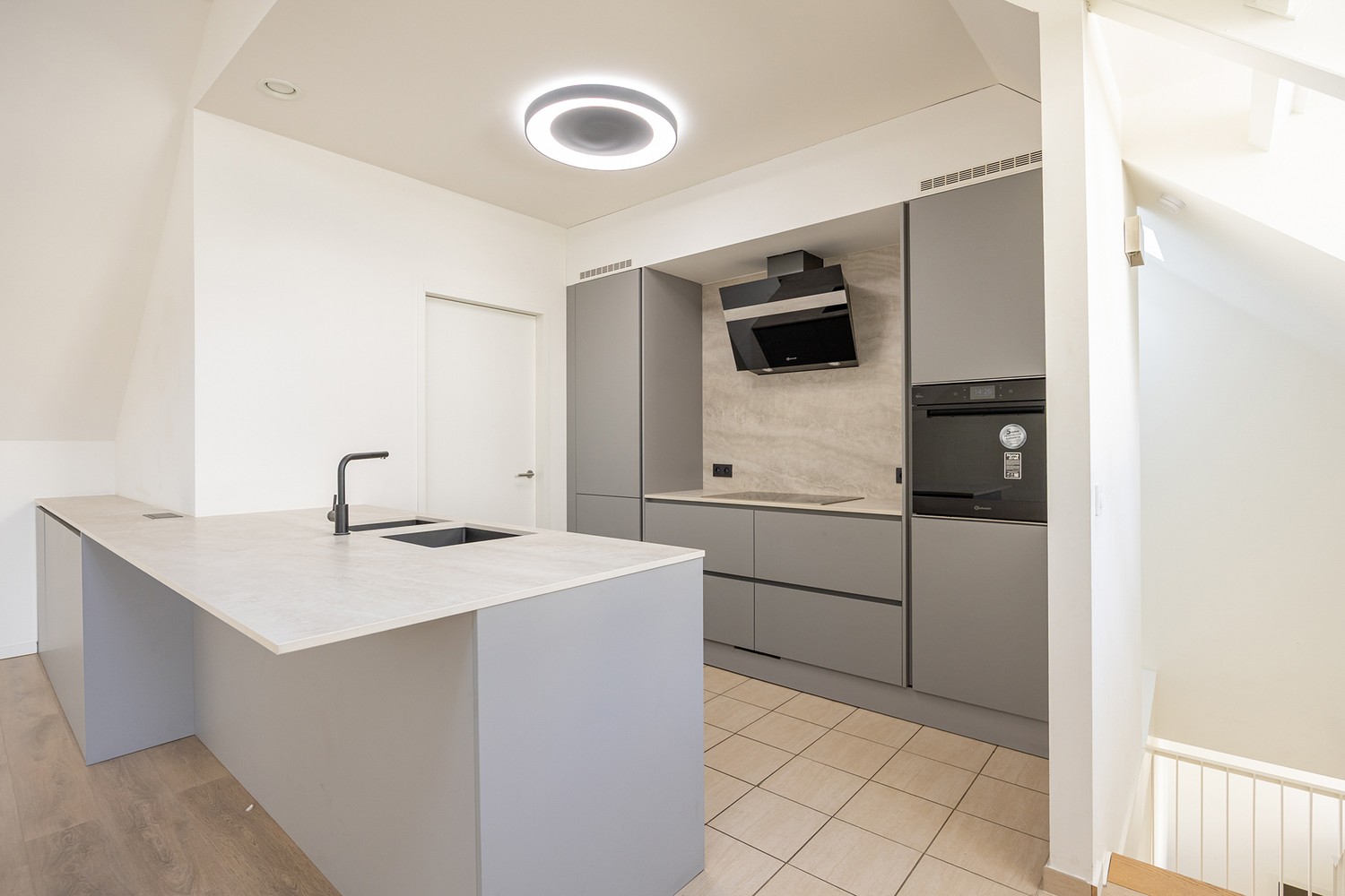 Ruime en lichtrijke duplex met 2 slaapkamers op toplocatie in hartje Antwerpen met terrras en autostaanplaats - foto 2