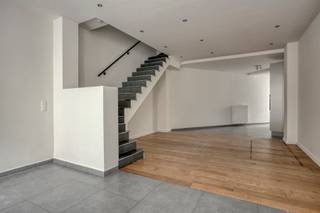 <strong>Instapklare en ruime woning. Achter deze authentieke gevel schuilt een volledige NIEUWBOUW uit 2008 met 3 ruime slaapkamers en aangename zuid gerichte tuin. EPC-label B. Deze charmante woning combineert een authentieke uitstraling met een ruime en praktische indeling.</strong><br /><br />Op het gelijkvloers beschikt de woning over een woonkamer, eetkamer, keuken en berging/wasplaats.<br /><br />De eerste verdieping omvat een nachthal, technische ruimte, slaapkamer, apart toilet en ruime badkamer met zowel ligbad als inloopdouche.<br /><br />Op de tweede verdieping bevinden zich nog twee slaapkamers waarvan één met leuke mezzanine.<br /><br />Daarnaast beschikt de woning over een zeer aangename zuid gerichte tuin met ruim terras, ideaal om in alle rust van het buitenleven te genieten.<br /><br />De woning geniet bovendien van een uitstekende verkeerstechnische ligging, met een vlotte verbinding naar de E40. Winkels, scholen, het station, openbaar vervoer en restaurants bevinden zich eveneens in de nabije omgeving.