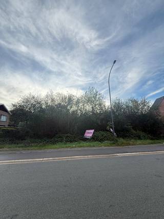 ✨ Op zoek naar een ruim perceel met tal van mogelijkheden op een aantrekkelijke locatie? In de Stationstraat in Houthalen bevindt zich deze uitzonderlijke bouwgrond van maar liefst 53 are en 25 centiare (5.325 m²). Dankzij de combinatie van de royale oppervlakte, de centrale ligging en de interessante bouwvoorschriften vormt dit perceel een bijzonder mooie opportuniteit voor wie op zoek is naar de ideale locatie voor een toekomstig bouwproject.<br /><br />📍 Centraal gelegen, met alles binnen handbereik. De bouwgrond bevindt zich op korte afstand van het centrum van Houthalen, waar u terecht kunt voor winkels, supermarkten, horecazaken en diverse andere voorzieningen. Ook scholen bevinden zich in de nabije omgeving, wat bijdraagt aan het praktische karakter van deze locatie. Bovendien zorgen de nabijgelegen verbindingswegen voor een vlotte bereikbaarheid van omliggende gemeenten en andere bestemmingen in Limburg.<br /><br />🌿 Ruimte en een aangename tuinoriëntatie. Met een oppervlakte van 5.325 m² biedt dit perceel bijzonder veel ruimte om uw woonplannen verder uit te werken. De tuin is noordwestelijk georiënteerd, waardoor u op zonnige dagen kunt genieten van de namiddagzon en de avondzon. Dit maakt het mogelijk om extra aandacht te besteden aan een aangename buitenruimte waar ontspanning en genieten centraal staan.<br /><br />📐 Interessante bouwmogelijkheden. Op deze bouwgrond zijn de standaardbouwvoorschriften van toepassing. Er geldt een bouwdiepte van 17 meter op het gelijkvloers en 12 meter op de verdieping. Deze afmetingen bieden een duidelijk uitgangspunt voor wie de mogelijkheden van een toekomstige woning wil onderzoeken en zijn bouwplannen concreet wil uitwerken.<br /><br />💎 Deze eigendom in de Stationstraat biedt verschillende troeven voor wie op zoek is naar een interessante bouwopportuniteit in Houthalen. Zowel wie droomt van een eigen woning als wie op zoek is naar een waardevol vastgoedperceel, krijgt hier de kans om de mogelijkheden van deze bijzondere eigendom te ontdekken.<br /><br />Woongebied – geen bouwvergunning – geen rechterlijke herstelmaatregel of bestuurlijke maatregel opgelegd – geen voorkooprecht – verkavelingsvoorschriften<br /><br />O-peil: niet overstromingsgevoelig<br /><br />P- Score: C<br />P- Score: A<br />P- Score: A