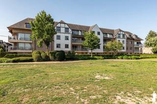 Ruim 2 slpk. appartement op een <strong>toplocatie in Hoogstraten.</strong><br /><br />In het centrum, aan de Gravin Elisabethlaan/Alfred de Wildelaan in "Park Lane Residence" op de 2e verdieping gelegen appartement met een oppervlakte van 99 m² + 2 terrassen. <br /><br /><strong>Het appartement is als volgt ingedeeld:</strong><br />-inkom<br />-ruime leefruimte met open keuken <br />-berging <br />-2 slaapkamers waarvan 1 met balkon<br />-badkamer <br />-toilet<br /><br /><strong>Algemeen: </strong><br />Het appartement wordt verhuurd inclusief ondergrondse parkeerplaats en aparte berging. <br />Gemeenschappelijke kosten: € 136,16/maand<br /><br />Absolute topligging aan park!
