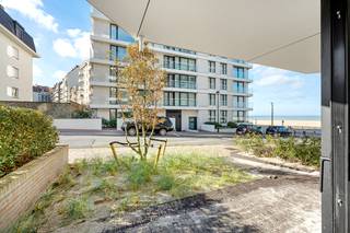 Instapklaar gelijkvloers appartement gelegen in een zijstraat van de Zeedijk in Duinbergen, met zijdelings zeezicht. Het appartement omvat...