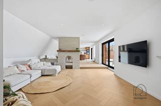 <h1><span>Uniek gerenoveerde penthouse (3 slaapkamers) met riant terras en prachtig zicht over Mechelen</span></h1><p><span>Wonen in het hart van Mechelen, met ruimte, rust en een terras om van te dromen?</span><span> Dit volledig gerenoveerde penthouse combineert hedendaags wooncomfort met een uitzonderlijk gevoel van ruimte en een adembenemend uitzicht over de stad.</span></p><p><span>De absolute blikvanger is het </span><span>gigantische terras van maar liefst 64,8 m²</span><span>. Een unieke buitenruimte midden in de stad, waar je in alle rust kunt genieten van het weidse zicht over Mechelen. Dankzij de vele grote ramen vloeien binnen- en buitenruimte bovendien mooi in elkaar over en geniet het appartement van een bijzonder open en ruimtelijk gevoel.</span></p><p><span>Het appartement werd </span><span>recent volledig gerenoveerd</span><span> en is instapklaar. Bij de renovatie werd gekozen voor hoogwaardige materialen en veel aandacht voor comfort en afwerking. Zo beschikt de woning onder meer over </span><span>domotica, een geïntegreerde muziekinstallatie, een volledig afgewerkte keuken en extra isolatie</span><span>. Alles is met oog voor detail en hedendaags wooncomfort afgewerkt.</span></p><p><span>De royale leefruimte vormt het hart van het appartement en geniet dankzij de grote raampartijen van bijzonder veel lichtinval. De woning beschikt over </span><span>drie ruime slaapkamers</span><span>. De master bedroom is uitgerust met een </span><span>eigen dressing en een privébadkamer</span><span>. De twee andere slaapkamers (kunnen gebruikmaken van een </span><span>tweede badkamer</span><span>, wat zorgt voor extra comfort en privacy.</span></p><p><span>Ook praktisch scoort dit penthouse bijzonder sterk. Er is een </span><span>ruime inpandige garage</span><span> beschikbaar, die mee aangekocht dient te worden voor </span><span>35.000</span><span>. Een bijzonder grote troef wanneer je midden in de stad woont: je wagen veilig en comfortabel parkeren, zonder in te leveren op de voordelen van een centrale ligging.</span></p><p><span>En die ligging is moeilijk te overtreffen. Het appartement bevindt zich </span><span>pal in het centrum van Mechelen, in de rustige Kraanstraat</span><span>, op wandelafstand van de </span><span>Dijle, de Kraanbrug en de Vismarkt</span><span>. Restaurants, winkels, gezellige pleinen en alles wat de binnenstad te bieden heeft, liggen letterlijk om de hoek. Tegelijk woon je in een rustige straat en geniet je vanuit het appartement en terras van een prachtig zicht over de stad.</span></p><p><span>Kortom:</span><span> een uitzonderlijk penthouse voor wie centraal wil wonen, maar tegelijk verlangt naar ruimte, rust, luxe en een fantastische buitenruimte. </span></p><h3><span>Troeven op een rij</span></h3><ul><li><span>Penthouse op topligging in hartje Mechelen</span></li><li><span>64,8 m² terras</span><span> met prachtig uitzicht over de stad</span></li><li><span>Volledig gerenoveerd en instapklaar</span></li><li><span>Hoogwaardige materialen en moderne afwerking</span></li><li><span>Zeer ruim en open gevoel dankzij de vele ramen</span></li><li><span>3 ruime slaapkamers</span></li><li><span>Master bedroom met dressing en privébadkamer</span></li><li><span>Tweede badkamer voor de overige slaapkamers</span></li><li><span>Domotica en muziekinstallatie</span></li><li><span>Volledig afgewerkte keuken</span></li><li><span>Extra isolatie</span></li><li><span>Rustige ligging in de Kraanstraat</span></li><li><span>Vlak bij Dijle, Kraanbrug en Vismarkt</span></li><li><span>Geen renovaties gepland in de VME</span></li><li><span>Ruime inpandige garage optioneel aan te kopen voor </span><span>35.000</span></li></ul><p><span> </span></p><p><span>Interesse? Contacteer ReuzeGoed op 0470 11 56 80 of via <span>welkom@reuzegoed.be</span></span><span> voor een bezoek! Tot dan!</span></p>