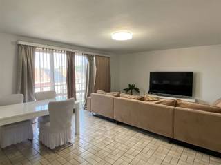 <p>Ruim en lichtrijk 2-slaapkamerappartement in Welle</p><p>Dit ruime appartement bevindt zich op de tweede verdieping en geniet van een uitstekende ligging in Welle, vlak bij openbaar vervoer, winkels en supermarkten.</p><p>De indeling bestaat uit een inkomhal, twee volwaardige slaapkamers, een ruime en lichte woonkamer met eetgedeelte, een ingerichte keuken, een badkamer met douchebad, een afzonderlijk toilet en een terras aan de voor- en achterzijde.</p><p>Huurprijs: €750 + €25 forfaitaire kosten<br />Beschikbaar: 01/09/2026</p>