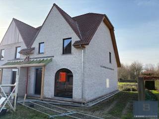 <p>AANKOOP AAN 6% IS MOGELIJK!<br /><br />Binnenkort in uw energiezuinige thuis onder de kerktoren van Lapscheure wonen? <br />De afwerking kan momenteel nog naar eigen wensen gekozen worden. <br /><br />De woning scoort zeer goed qua energiezuinigheid dankzij z’n WARMTEPOMP met vloerverwarming, ZONNEPANELEN, superisolerende beglazing, vloer- muur- en dakisolatie, ventilatie type D, regenwaterput 10.000L,…<br /><br />De locatie vormt de ideale uitvalsbasis voor een fietstocht of wandeling in de natuur. Daarnaast is er een vlotte verbinding naar de winkels in Westkapelle, de zee en het binnenland via de N49. <br /><br />De zuid-west oriëntatie en de diepte van de tuinen zorgen ervoor dat u steeds van de zon kunt genieten. <br /><br />Contacteer Bonne Vastgoed 7 op 7 via 050/73.73.73 of info@bonnevastgoed.be</p>