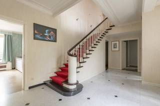 LIGGING<br />De Louis Leynstraat is een rustige, residentiële straat in Roeselare, geliefd om haar vlotte bereikbaarheid, nabijheid van winkels, scholen, sportfaciliteiten en invalswegen. Hier woont u in een aangename, veilige buurt met alle comfort binnen handbereik.<br /><br />INDELING<br />Deze villa was een voormalige notaris woning met kantoor. Het gelijkvloers bestaat uit een royale inkomhal, vestiaire en toilet, een grote woonkamer, een ingerichte keuken, 2 polyvalente kamers, een wasberging, fietsplaats, een grote kantoor ruimte en een dubbele garage. Op het eerste verdiep zijn er 8 slaapkamers en 2 badkamers voorzien. Ook de zolderruimte voorziet tal van plaats en kan nog afgewerkt worden met tal van doeleinden. Bovendien is de woning onderkelderd en geniet deze van een zuidwest gerichte tuin.<br /><br />Voor meer info en/of een bezoek contacteer Guillaume 0472110000