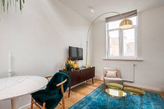 Zeer charmant, luxueus ingericht gemeubeld dak-appartement met 1 aparte slaapkamer en zonneterras op absolute topligging in het hartje van de stad in een zeer rustig straatje (tussen de Kammenstraat en de Nationalestraat vlakbij de Groenplaats). <br /><br />Beschikbaar vanaf 01 januari. <br /><br />De flat is volledig bemeubeld met zeer kwaliteitsvolle en stijlvolle meubelen, alles in goede staat. Ideaal voor expats, minimum duur contract 1 jaar. <br /><br />Indeling: <br />ingerichte keuken (voorzien van grote koelkast met vriesvak, combi-oven, kookvuur, dampkap, Nespresso machine, wasmachine), mooie leefruimte op parket, badkamer met douche, toilet, lavabo. Aparte slaapkamer. Zonnig terras. <br /><br />Bijzonderheden:<br />Maandelijkse kosten 50 euro. <br />Alle verbruik met eigen meters. Cv op gas, ramen met dubbele beglazing. <br />De flat is gelegen op de 3e verdieping (geen lift). <br />EPC: C (279 kWh)<br />Wees er snel bij, deze flat is een juweeltje!