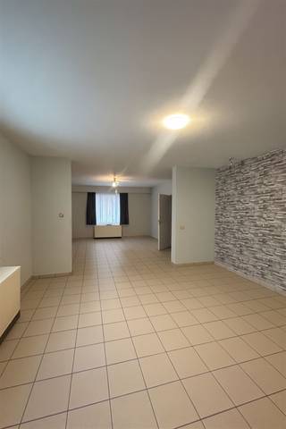 <p>In hartje Herent, met een vlotte bereikbaarheid tussen de steden Leuven (op fietsafstand), Mechelen en Brussel, kan je dit kleinschalig appartementsgebouw vinden bestaande uit twee appartementen met een totale bewoonbare oppervlakte van 180m². Dit gebouw is zeer centraal gelegen namelijk op een boogscheut van het treinstation van Herent, de fietsautostrade en de E314.</p><p>Ieder appartement heeft zijn eigen inkom. Het gelijkvloerse appartement (71m²) is een 1-slaapkamer appartement en op heden bewoond door een huurder. Bijkomend heeft deze entiteit een kelder, een berging met toegankelijkheid via de buitenzijde en een stukje privatieve buitenruimte en 1 bijhorende autostaanplaats.</p><p><span><strong>Interesse? Of een bezoek ter plaatse? Dat kan! Contacteer Jacky: jacky@connect-immo.be of 0495 53 46 49</strong></span><br />EPC: label F - 571 kWh/m² - 20240416-0003201553-RES-1 // Renovatieverplichting!<br />vg, vv, gdv, gvkr</p>