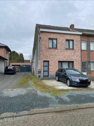 Deze charmante halfopen bebouwing biedt een uitstekende basis voor wie op zoek is naar een gezellige woning met potentieel.<br /><br />De woning is goed onderhouden en kan naar eigen smaak worden opgefrist, waardoor u er meteen uw eigen thuis van maakt.<br /><br />Bij het betreden van de woning komt u binnen in een inkomhal met verwarming.<br />Vanuit de hal heeft u toegang tot zowel de woonkamer als de keuken. <br />De woonkamer is voorzien van parket, centrale verwarming, een rolluik en vliegenramen, wat zorgt voor extra comfort en privacy.<br /><br />Aansluitend bevindt zich de lichtrijke, vernieuwde keuken (eind 2021) met eiland, uitgerust met inductievuur, vaatwasser, grote koelkast, oven en combimagnetron.<br />Er is een tegelvloer, vliegenramen en een rolluik.<br /><br />Vanuit de keuken komt u in de aangename veranda met verwarming, die uitgeeft op een praktische berging/washok met toilet. <br />Via een schuifdeur bereikt u de noord-oost georiënteerde tuin, waar u in alle rust kan genieten.<br /><br />De ruime oprit biedt toegang tot de tuin en de garage/opslagruimte, wat zorgt voor extra gebruiksgemak en voldoende parkeermogelijkheden.<br /><br />Via een klein trapje kom je uit op de tussenverdieping waar zich de badkamer bevindt. Die is voorzien van een dubbele lavabo, hoekbad, douche en toilet.<br /><br />Op de eerste verdieping is de volledige vloer afgewerkt met laminaat. <br />Hier bevindt zich de nachthal met drie slaapkamers: één grote en twee kleinere kamers, allemaal uitgerust met rolluiken en vliegenramen.<br /><br />De ruime zolder is bereikbaar via een ladder en biedt extra opbergruimte of kan verbouwd worden tot een extra slaapkamer.<br /><br />De woning is gelegen op een topligging in Brasschaat in de buurt van winkels, scholen en het park.<br />Met de auto bevindt u zich op enkele minuten op de autostrade.<br /><br />Kortom, een ideale gezinswoning met veel potentieel op een aantrekkelijke locatie.<br /><br />!! geen immo !!