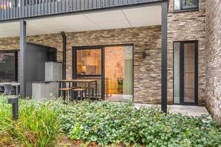 Ben je op zoek naar een comfortabel, energiezuinig en modern appartement op een toplocatie? Dit recente en perfect onderhouden appartement bevindt zich op de gelijkvloerse verdieping in een hedendaags gebouw aan de Koningin Astridlaan, in het bruisende centrum van Hasselt met verscheidene gezellige winkelstraten, terrasjes,... Ideaal voor singles of koppels die willen genieten van het stadsleven met alle rust en comfort van een nieuwbouw. Het appartement geniet van een uitstekende bereikbaarheid, gelegen binnen de Grote Ring, op wandelafstand van het treinstation, busstation en geniet bovendien van een uitstekende verbinding met de belangrijkste invalswegen.Indeling:Gelijksvloers:- Inkomhal- Aparte slaapkamer- Moderne badkamer- Lichtrijke woonkamer - Modern terras- Open, geïnstalleerde keukenExtra troeven:- Centrale ligging nabij het centrum van Hasselt- Rustige woonomgeving- Veel natuurlijke lichtinval- Moderne afwerking- Vlotte verbinding naar invalswegen en autosnelwegen- Winkels en openbaar vervoer in de directe omgeving De snelste manier om een bezoek te brengen aan dit appartement? Vraag je bezoek aan via de rode knop op onze website (www.dewaele.com) en je wordt gecontacteerd door één van onze collega's.Telefonisch kunnen er geen afspraken gemaakt worden. Bij andere vragen kun je ons telefonisch contacteren via 011 30 50 50.Tot binnenkort