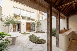 Deze prachtige woning werd recent volledig en grondig gerenoveerd met oog voor luxe, comfort en verfijning.Gelegen in een rustige, residentiële buurt...