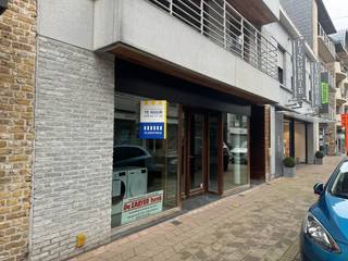 Gelegen in het hart van de bruisende winkelstraat van Veurne, vindt u dit lichtrijk handelspand terug.Dit pand is uitermate geschikt voor zowel...
