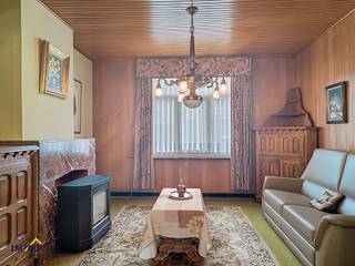 Deze te renoveren woning biedt een uitstekende basis om volledig naar eigen smaak en wensen in te richten.Op het gelijkvloers vindt u een inkomhal,...