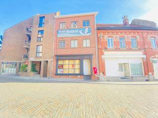 <p><strong>Wervik - Handelspand met gerenoveerde duplex appartement inclusief overname.</strong></p>
<p> </p>
<p>Dit handelspand / frituur ligt op wandelafstand van het centrum van Wervik en de Franse grens.</p>
<p> </p>
<p>Het appartement werd in 2018 volledig vernieuwd en beschikt over een terras.</p>
<p>De zolder biedt tevens ook veel mogelijkheden tot uitbreiding.</p>
<p> </p>
<p><strong>Het duplex appartement bestaat uit:</strong></p>
<p><u>1ste verdieping:</u> badkamer, slaapkamer, living en terras</p>
<p><u>2de verdieping:</u> 3 slaapkamers waarvan 1 momenteel gebruikt wordt als doorloopkamer en zolder met mogelijkheid tot 2 extra kamers.</p>
<p> </p>
<p>Vooraan is er een ruime parking voorzien.</p>
<p> </p>
<p><strong>Overname:</strong></p>
<p>Up to date installaties, nog steeds wordt verder geïnvesteerd.</p>
<p> </p>
<p><strong>Troeven:</strong></p>
<p>+ Handelsas/subsidies</p>
<p>+ Recente aangekochte friteuse (70.000 euro)</p>
<p>+ Mery Chef (13.000 euro)</p>
<p>+ Gevel recent gezandstraald</p>
<p>+ Drukke passage / overgang Franse grens</p>
<p>+ Veel horecazaken in de omgeving</p>
<p>+ Station op wandelafstand<br /><br />+ 17 zonnepanelen (op circuit frituur) </p>