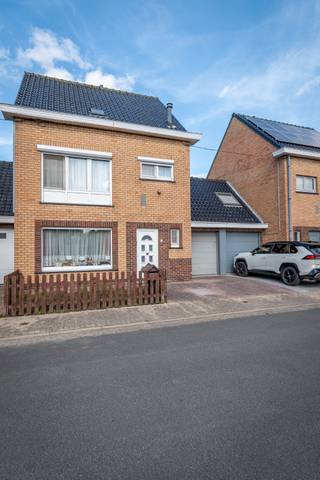 Op zoek naar een woning met ruimte en mogelijkheden vlakbij de Belgische kust?<br />In Lombardsijde, een deelgemeente van Middelkerke, bevindt zich deze woning met een praktische indeling, ruime kamers en een aangename tuin. Dankzij de gunstige ligging bevinden de kust, winkels, horeca, openbaar vervoer,… zich op wandelafstand.<br />Een opportuniteit voor wie op zoek is naar een nieuwe thuis of vakantieverblijf.<br /><br />Op het gelijkvloers hebben we volgende indeling: inkom met trappenhal, apart toilet, woonkamer met eetplaats en living, keuken, berging en veranda. De ruime garage maakt het geheel compleet.<br />De eerste verdieping beschikt over 3 ruime slaapkamers, kinderkamer en badkamer Zolder met trapluik, als troef voor extra ruimte.<br /><br />Gezellige tuin met terras en buitenberging.<br /><br />Bezoeken op afspraak.<br /><br />Interesse of meer info? Neem contact op het nummer 0492 10 55 16 of via simon@karolienlafaut.be<br /> 