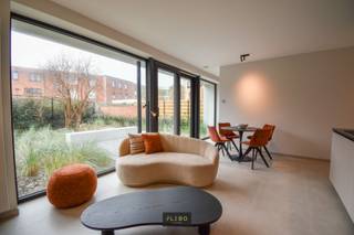 Dit subliem afgewerkt tuinappartement bevindt zich op een sublieme locatie, vlakbij de Zeedijk en het commerciële centrum van Wenduine.<br /><br />We betreden het nieuwbouwappartement op de gelijkvloerse verdieping van de kleinschalige residentie ‘Vermentino’. De inkomhall biedt ruimte aan berging en gastentoilet. Doorlopend begeven we ons tot de lichtrijke leefruimte en de open, volledig geïnstalleerde keuken. Toegang tot de mooi aangelegde tuin met zonneterras. Terug via de leefruimte krijgen we toegang tot de slaapkamer met ingemaakte kastenwand en en-suite badkamer met inloopdouche en lavabomeubel.<br /><br /><strong><u>Extra Troeven:</u></strong>
<ul>
<li>Prachtige, hoogwaardige afwerking</li>
<li>Sublieme locatie vlakbij alle voorzieningen</li>
<li>Aangelegde tuin</li>
<li>Voldoende privacy</li>
</ul>
<br />Dit appartement vormt een opportuniteit voor zij die zorgeloos willen genieten van een tweede verblijf aan zee, alsook een mooi rendement willen behalen op verhuring. Contacteer ons via 050/69.02.03 of info@flebo.be voor een bezichtiging of meer informatie.<br /><br />