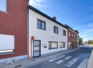 <p>Op zoek naar een veelzijdige woning met tal van mogelijkheden? Deze ruime gezinswoning combineert comfortabel wonen met een afzonderlijke praktijkruimte of studio, ideaal voor een vrij beroep, kangoeroewonen of een zelfstandige activiteit. <br />Via de inkomhal bereikt u de praktijkruimte met aansluitend een kamer en een badkamer, uitgerust met een inloopdouche, lavabo en toilet. Deze ruimte kan volledig naar eigen wens worden ingericht. Verder is er een apart gastentoilet en een extra kamer met uitzicht op de tuin, perfect als slaapkamer, bureau of hobbyruimte. <br />De lichtrijke leefruimte met gezellige zit- en eethoek sluit naadloos aan op de volledig geïnstalleerde open keuken en biedt een prachtig zicht op de tuin. Daarnaast beschikt de woning over een ruime, droge kelder. <br />Op de eerste verdieping bevinden zich drie slaapkamers en een comfortabele badkamer met ligbad, inloopdouche, dubbele lavabo en toilet. Buiten geniet u van een ruime, zonnige tuin met terras en tuinhuis. Een ideale woning voor gezinnen of wie wonen en werken moeiteloos wil combineren.</p>
Extra troeven<br /><br />
<ul>
<li>EPC B</li>
<li>geïsoleerde zolder</li>
<li>nabij scholen, winkels en opbaar vervoer</li>
<li>instapklaar</li>
</ul>
<br />Deze woning is te koop ZONDER makelaar via het concept van Smart Houses. Wenst u verdere inlichtingen of een bezoek? Contacteer rechtstreeks de eigenaar via 0472/42.92.90
