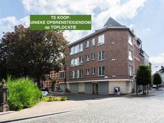 Unieke opbrengsteigendom met 3 appartementen op toplocatie in Lier<br />Een uitzonderlijke investeringsopportuniteit op één van de mooiste locaties van Lier.<br />Op de hoek van De Heyderstraat en Oever, met prachtige zichten op de groene Nete en in de onmiddellijke omgeving van de Grote Markt, Sint-Gummaruskerk, Mosdijk en het Spuihuis, bevindt zich deze volledig vergunde opbrengsteigendom bestaande uit 3 gerenoveerde en verhuurde appartementen, aangevuld met ruime garage- en bergingsmogelijkheden.<br />Een pand dat zich onderscheidt door zijn unieke ligging, energiezuinig karakter, sterke verhuurbaarheid en interessant potentieel op lange termijn.<br />Indeling<br />Het gebouw is verdeeld over 4 bouwlagen.<br />Gelijkvloers<br />•Grote garage<br />•2 ruime bergingen/fietsenbergingen<br />•3 recente automatische poorten<br />Verdiepingen<br />•3 nagenoeg identieke, gerenoveerde appartementen van ca. 70 m²<br />•Elk appartement beschikt over 2 slaapkamers: één ruime slaapkamer en één kleinere slaapkamer<br />•Vernieuwde keukens &amp; badkamers<br />•Veel natuurlijke lichtinval dankzij de uitzonderlijke hoekligging<br />Energiezuinig &amp; technisch in orde<br />De eigendom werd reeds grondig aangepakt en beschikt over:<br />•3 gunstige EPC-attesten met B-label<br />•Nieuwe warmtepompen/airco<br />•Spouwmuurisolatie van ca. 10 cm<br />•Recent dak<br />•Aanwezige en gekeurde lift<br />•3 conformiteitsattesten<br />•Asbestveilig<br />•Vergunde opbrengsteigendom<br />Hierdoor betreft het een gebouw met een beperkte technische zorgenlast en een interessante energieprestatie.<br />Alle 3 de appartementen zijn momenteel verhuurd aan goede huurders.<br />De huidige totale huurinkomsten bedragen circa € 2.500 per maand, oftewel ongeveer € 30.000 op jaarbasis.<br />De koper verwerft hierdoor een onmiddellijk renderende vastgoedinvestering zonder eerst op zoek te moeten naar huurders.<br />De echte meerwaarde van deze eigendom zit in de combinatie van een verhuurd en gerenoveerd gebouw met een uitzonderlijke ligging in het hart van Lier.<br />De hoekpositie aan De Heyderstraat en Oever zorgt voor veel licht en een bijzonder aangename woonbeleving. Het zicht richting de Nete en de nabijheid van enkele van de meest karakteristieke plaatsen van Lier maken dit tot een locatie die slechts zelden op de markt komt.