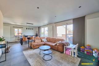 <p><span> </span></p><p><span>Dit duplexappartement maakt deel uit van een gezellige blok van 4 units waar de buren elkaar goed verstaan.</span></p><p><span> </span></p><p><span>In de inkomhal lopen we rechtdoor richting de leefruimte, deze geeft volledig uit op het ruime terras.</span></p><p><span> </span></p><p><span>De open keuken is voorzien van alle comfort en geeft samen met de leefruimte een zeer ruim geheel.</span></p><p><span> </span></p><p><span>Vanuit de nachthal komen we uit op de 3 slaapkamers en een moderne badkamer.</span></p><p><span> </span></p><p><span>Achter het gebouw is er een garagebox voor je wagen.</span></p><p><span> </span></p><p><span>Op het terras kan je helemaal genieten van het binnen-buitenleven.</span></p><p><span> </span></p><p><span>Ook technisch gezien zit dit appartement zeker in orde:</span></p><p><span> </span></p><p><span>+ geen asbesttoepassingen<br />+ een energielabel van B (score van 161 kWh/m²jaar)<br />+ de elektrische installatie is helemaal conform<br />+ geen maandelijkse vaste kosten</span></p><p><span> </span></p><p><span>Bestuursmaatregelen in het maatregelenregister: nee</span><span> </span></p><p><span> </span></p><p><span> </span></p>