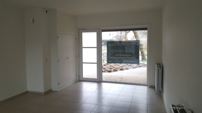 Gunstig gelegen kantoorruimte (54m²) met garage en 2 autostaanplaatsen. - foto 3
