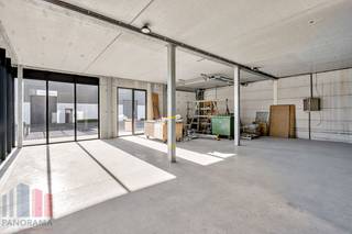 Unieke <strong>nieuwbouwontwikkeling </strong>te huur, bestaande uit een kantoorruimte gecombineerd met magazijn/showroom met een totale oppervlakte van 480 m². Deze casco+ ruimte is uitstekend gelegen, vlakbij de <strong>R4 </strong>met een vlotte verbinding naar de E34, E17 en E40 en vlot bereikbaar met het openbaar vervoer.<br /><br />De lichtrijke kantoren van 300 m² bevinden zich op het verdiep en zijn voorzien van een <strong>high-end afwerking</strong>. Daarnaast is er op het gelijkvloers een magazijnruimte/kantoorruimte van 180 m², uitgerust met een automatische sectionale poort, vloerverwarming en grote raampartijen. Deze multifunctionele ruimtes zijn ideaal voor kantoorfunctie gecombineerd met opslag. Tevens zijn er 8 <strong>parkeerplaatsen</strong> ter beschikking en ruime manoeuvreerruimte.<br /><br />Interesse? Neem vandaag nog contact met ons op voor meer informatie of een vrijblijvend plaatsbezoek. Bel <strong>PANORAMA B2B GENT KANTOREN</strong> op<strong> 0477 44 39 30</strong>.