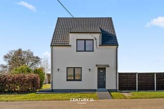 Deze volledig vernieuwde woning combineert hedendaags comfort met een vlotte bereikbaarheid en vormt zo de ideale thuisbasis voor wie stijlvol...
