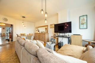 <ul><li><p><strong>Panoramisch uitzicht:</strong> Gelegen op de 3e verdieping met prachtig groen en veruitzicht.</p></li><li><p><strong>Ruim & Licht:</strong> Royale doorzon-woonkamer met warme parketvloer en grote raampartijen.</p></li><li><p><strong>Buitenruimte:</strong> Zonnig terras aan de rustige achterzijde.</p></li><li><p><strong>Optie garagebox:</strong> Mogelijkheid tot het aankopen van een garagebox aan 25.000 €</p></li><li><p><strong>Toplocatie:</strong> nabij openbaar vervoer, winkels en invalswegen.</p></li></ul><p><strong>Beschrijving:</strong> Aan de bruisende Lambrechtshoekenlaan in Merksem bevindt zich op de 3e verdieping (rechts) dit ruime en lichtrijke 2-slaapkamerappartement. Door de hoge ligging geniet u van een heerlijke lichtinval en een vrij uitzicht over de omgeving.</p><p> </p><p>U betreedt de woning via de stijlvolle marmeren inkomhal met handige inbouwkast. De riante leefruimte is voorzien van een gezellige parketvloer en biedt ruim plaats voor een zithoek en eethoek. Aansluitend bevindt zich de eigentijdse, ingerichte hoekkeuken.</p><p> </p><p>Aan de rustige achterzijde liggen 2 volwaardige slaapkamers, waarvan één direct toegang biedt tot het gezellige terras. De badkamer is uitgerust met een comfortabel ligbad/douchecombinatie en een lavabomeubel. Verder beschikt het appartement over een apart toilet en een inpandige berging.</p><p> </p><p>Als extra troef is er de optie om een achterliggende, private garagebox aan te kopen.</p>