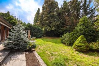 UCCLE, nichée dans l’un des quartiers les plus recherchés, au calme d’une rue résidentielle entourée de verdure, cette villa 4 façades de ± 220...