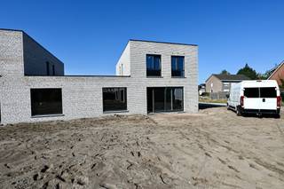 Nieuwbouwwoning HOB met 3 slaapkamers ! <br /><br />Indeling : inkomhal , apart toilet , keuken , ruime berging , woonkamer .<br />Verdiep : 3 slaapkamers , badkamer , apart toilet . <br /><br />Inpandige carport . <br /><br />Woning voorzien van vloerverwarming met warmtepomp , ventilatiesysteem , zonnepanelen , regenwaterrecuperatie . <br /><br />Plannen en lastenboek te downloaden op onze website . <br /><br />