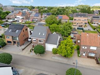 Gelegen in een rustige, doch goed bereikbare buurt, geniet je hier van de perfecte combinatie van rust en centrale ligging.Via de inkomhal is er...