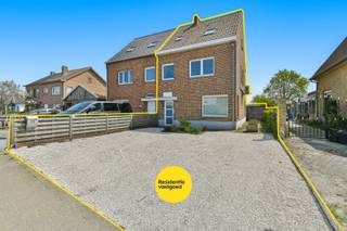 Deze charmante halfopen woning is gelegen op een mooi perceel en biedt een verrassend ruime indeling met tal van mogelijkheden voor wie op zoek is naar een gezellige gezinswoning met karakter. Dankzij de aangename ruimtes, praktische indeling en grote tuin vormt dit pand de ideale thuis voor gezinnen of kandidaat-kopers die graag een woning verder naar eigen smaak willen inrichten.<br />Via de inkomhal komt u terecht in de leefruimte met gezellige zithoek en eetplaats. Verder bevindt er zich de ruime keuken, uitgerust met de nodige toestellen en voldoende plaats om comfortabel te koken en te genieten van het dagelijkse gezinsleven. Op het gelijkvloers vindt u verder een badkamer met douche en lavabo, een apart toilet, een praktische berging, extra tuinberging en een garage. De woning beschikt bovendien over een kelderruimte, ideaal voor extra stockage.<br />Op de eerste verdieping bevinden zich twee volwaardige slaapkamers en een extra kamer die perfect kan dienen als bureau, dressing of kinderkamer. De tweede verdieping werd ingericht als hobbyruimte, maar kan een ruime derde slaapkamer worden.<br />Buiten geniet u van een aangename tuin met voldoende ruimte om te ontspannen, te spelen of gezellig samen te komen met familie en vrienden.<br /><br />Bent u benieuwd naar de mogelijkheden van deze woning? Ontdek zelf de charme, ruimte en het potentieel van deze eigendom. Bezoeken zijn mogelijk op afspraak.<br /><br />EPC: 479 kWh/m² - UC:3870898 ~ Vg, Wg, Gvv, Gvrk, Gmo ~ Ref. MI24642