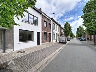 Zeer energiezuinige woning in de nabijheid van allerlei faciliteiten bestaande uit een inkomhal met gastentoilet, volledig uitgeruste keuken...