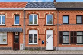 <h1><span>Instapklare woning met garage en tuin op centrale ligging in Baasrode</span></h1><p><span>Deze charmante en instapklare woning is gelegen aan het Dorpsplein van Baasrode, op een centrale en bijzonder praktische locatie. Winkels, scholen en andere dagelijkse voorzieningen bevinden zich op wandelafstand, waardoor deze woning zowel voor gezinnen als investeerders een interessante opportuniteit vormt.</span></p><p><span>Op het gelijkvloers beschikt de woning over een inkomhal die toegang geeft tot de ruime en lichtrijke leefruimte. Aansluitend bevindt zich de open, volledig ingerichte keuken, voorzien van onder- en bovenkasten, koelkast, dampkap, fornuis, oven en gootsteen. Verder vinden we op deze verdieping een badkamer met ligbad en lavabo, een afzonderlijk toilet en twee praktische bergruimtes. Eén van deze ruimtes beschikt over een aansluiting voor de wasmachine.</span></p><p><span>Achteraan geniet de woning van een aangename koer en tuin, een fijne buitenruimte om in alle rust te genieten. Bovendien beschikt de woning over een garage, die bereikbaar is via de achterliggende straat.</span></p><p><span>Op de eerste verdieping bevinden zich drie slaapkamers en een afzonderlijk toilet. Daarnaast zijn er nog een zolder en kelder aanwezig, waardoor er aan bergruimte geen gebrek is. Een bijkomende troef is het vernieuwde en geïsoleerde dak uit 2015.</span></p><p><span>De woning wordt momenteel verhuurd aan 750 per maand en biedt hierdoor eveneens mogelijkheden als investering.</span></p><p><span>Bent u op zoek naar een instapklare woning met drie slaapkamers, garage en tuin op een centrale locatie in Baasrode? Dan is een bezoek zeker de moeite waard.</span></p><p><span>Bezoekdag op 30 september.</span><span> Een bezoek kan eenvoudig online ingepland worden via onze website.</span></p>